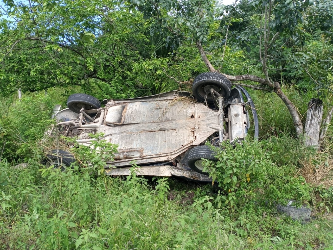 En el lugar de los hechos ya se encontraban varias personas que dijeron ser familiares del accidentado. Foto: Foto: Carlos Euan / Por Esto!