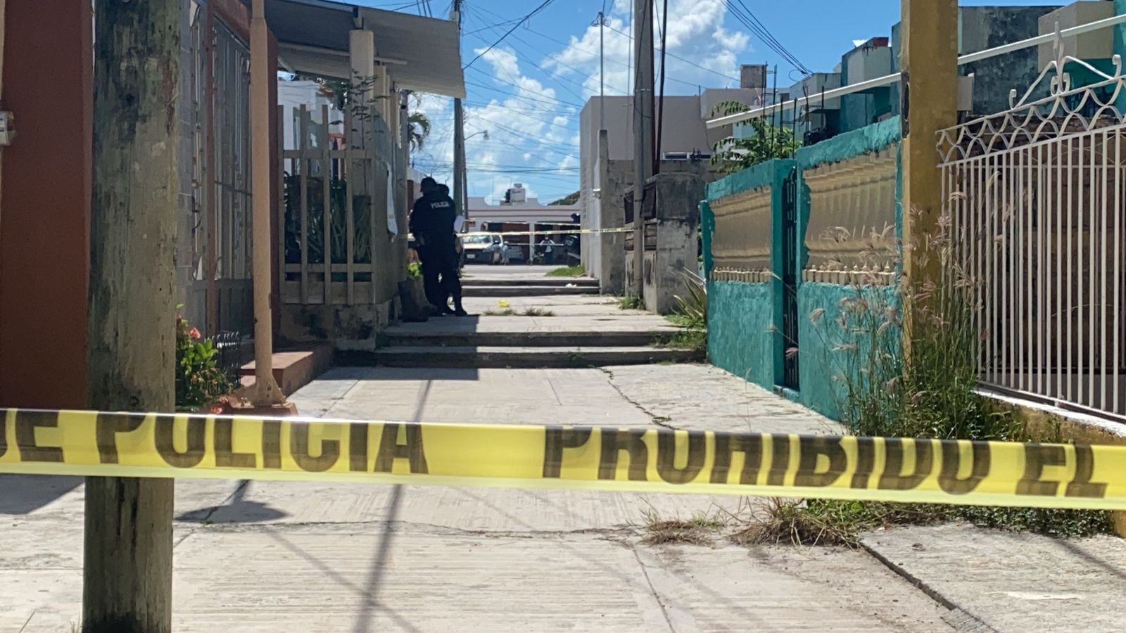 Al mirar por la ventana, los vecinos encontraron el cuerpo del residente tendido en el suelo por lo que aleraron a las autoridades