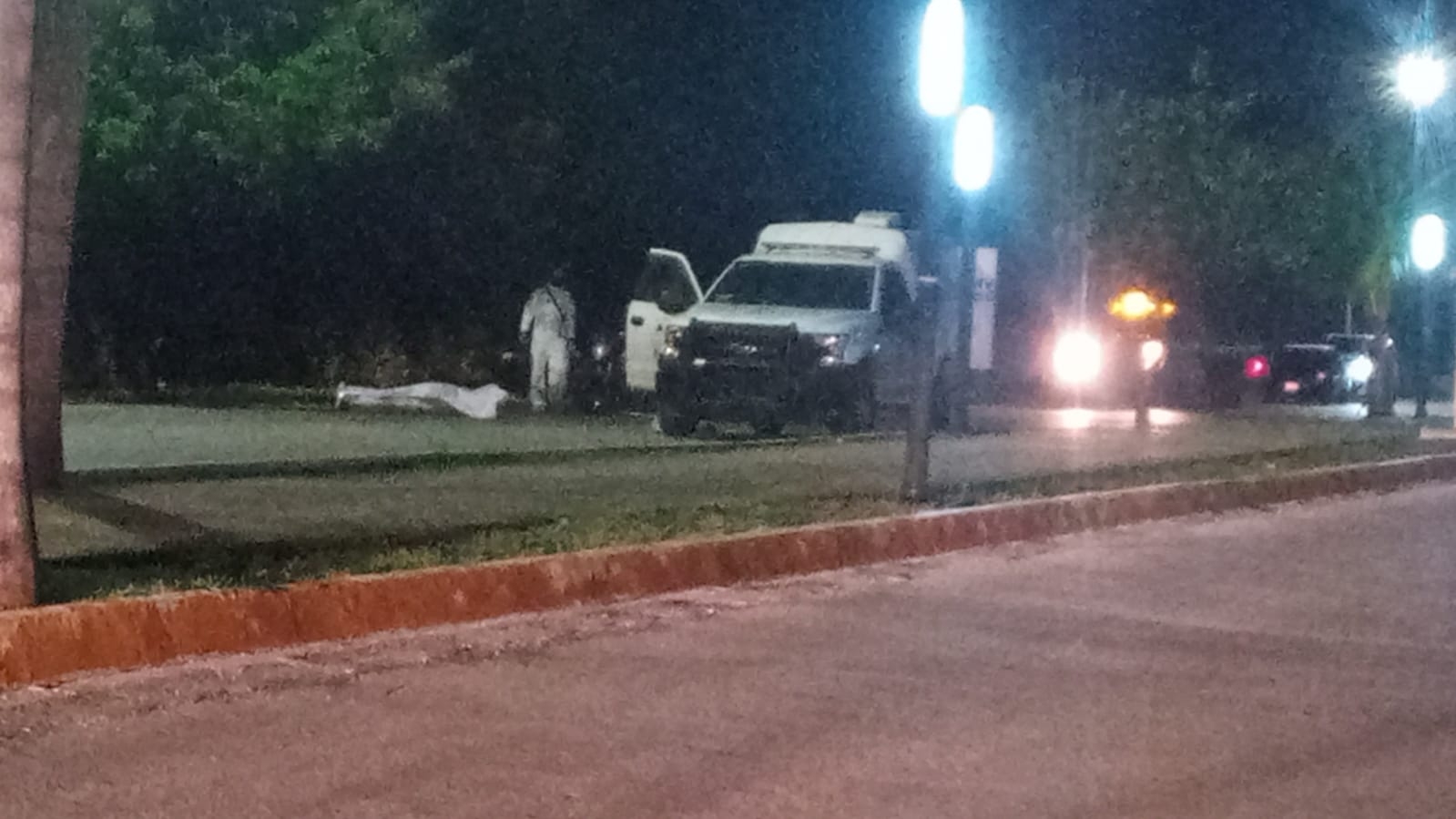 Muere motociclista tras caer en una coladera en Playa del Carmen