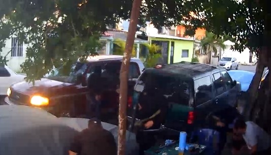 Difunden video de un secuestro a tres personas en la Región 233 de Cancún