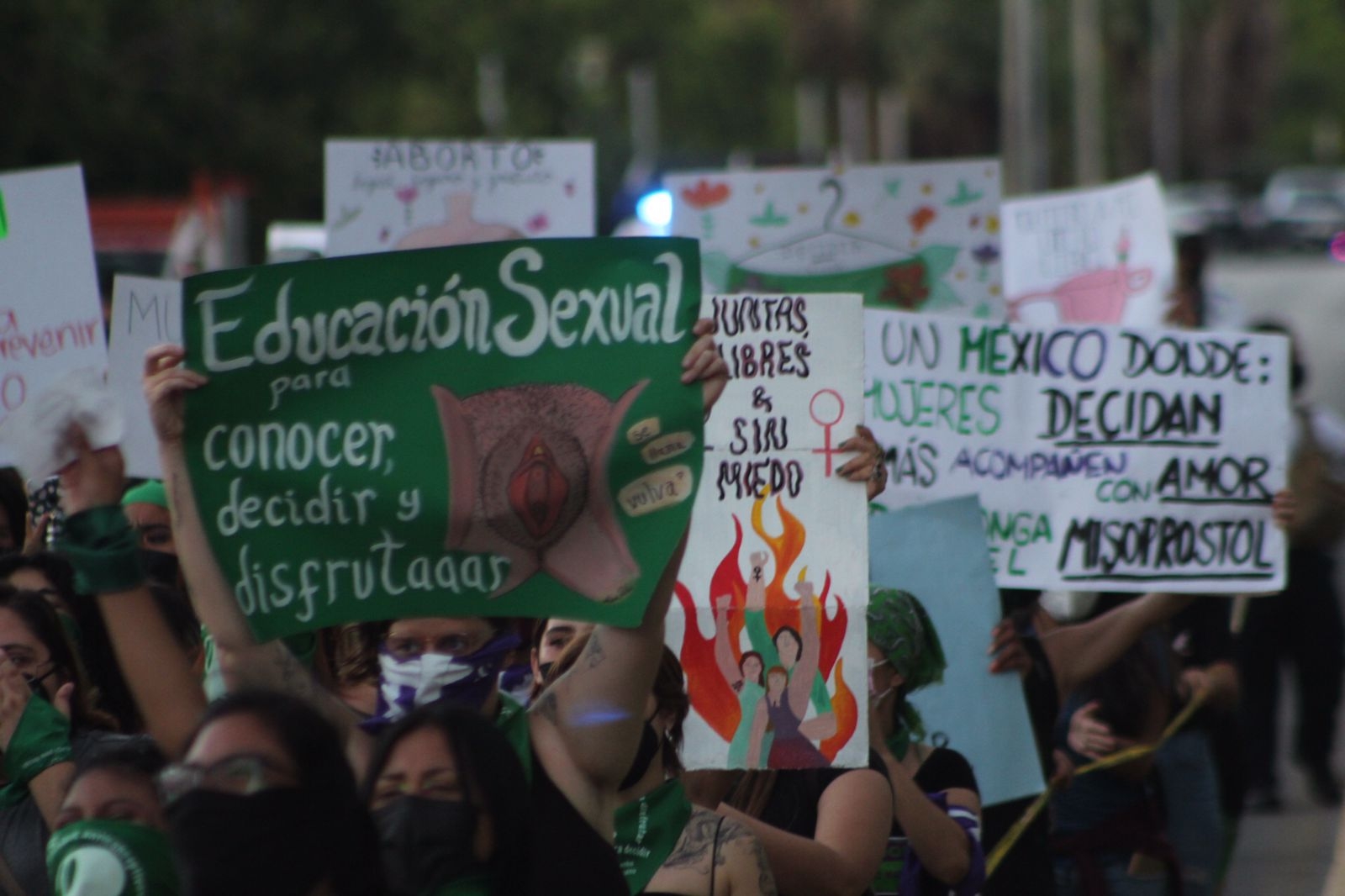 Mujeres de Cancún realizan marcha por el 28S en Malecón Tajamar