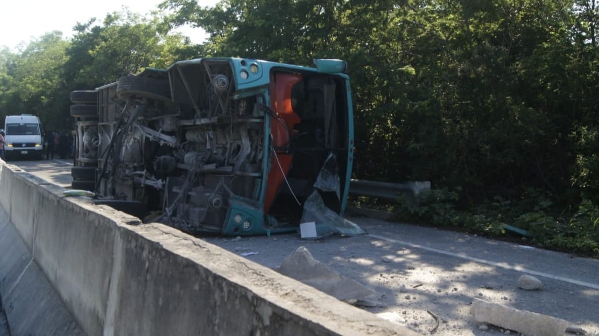 Vuelca camión con 40 empleados de una empresa porcícola sobre la carretera Mérida-Cancún