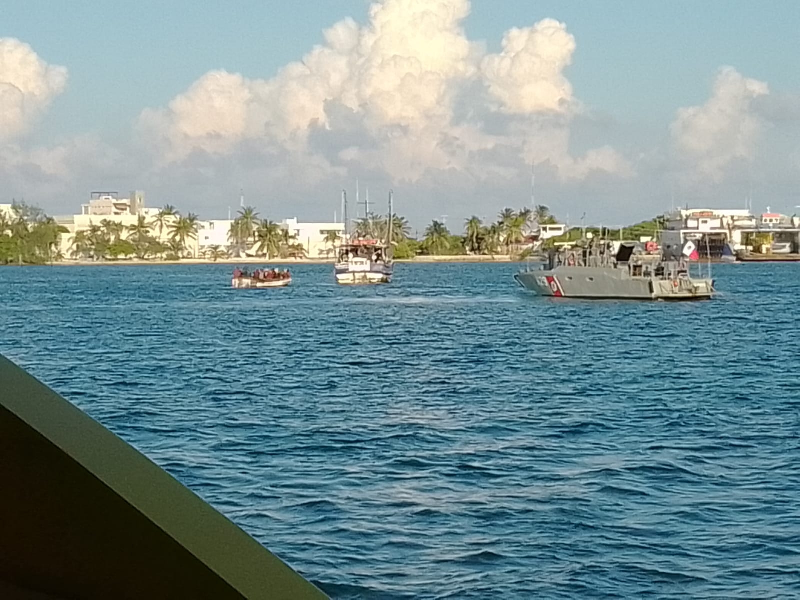 Barco pesquero rescata a 13 balseros cubanos en Isla Mujeres