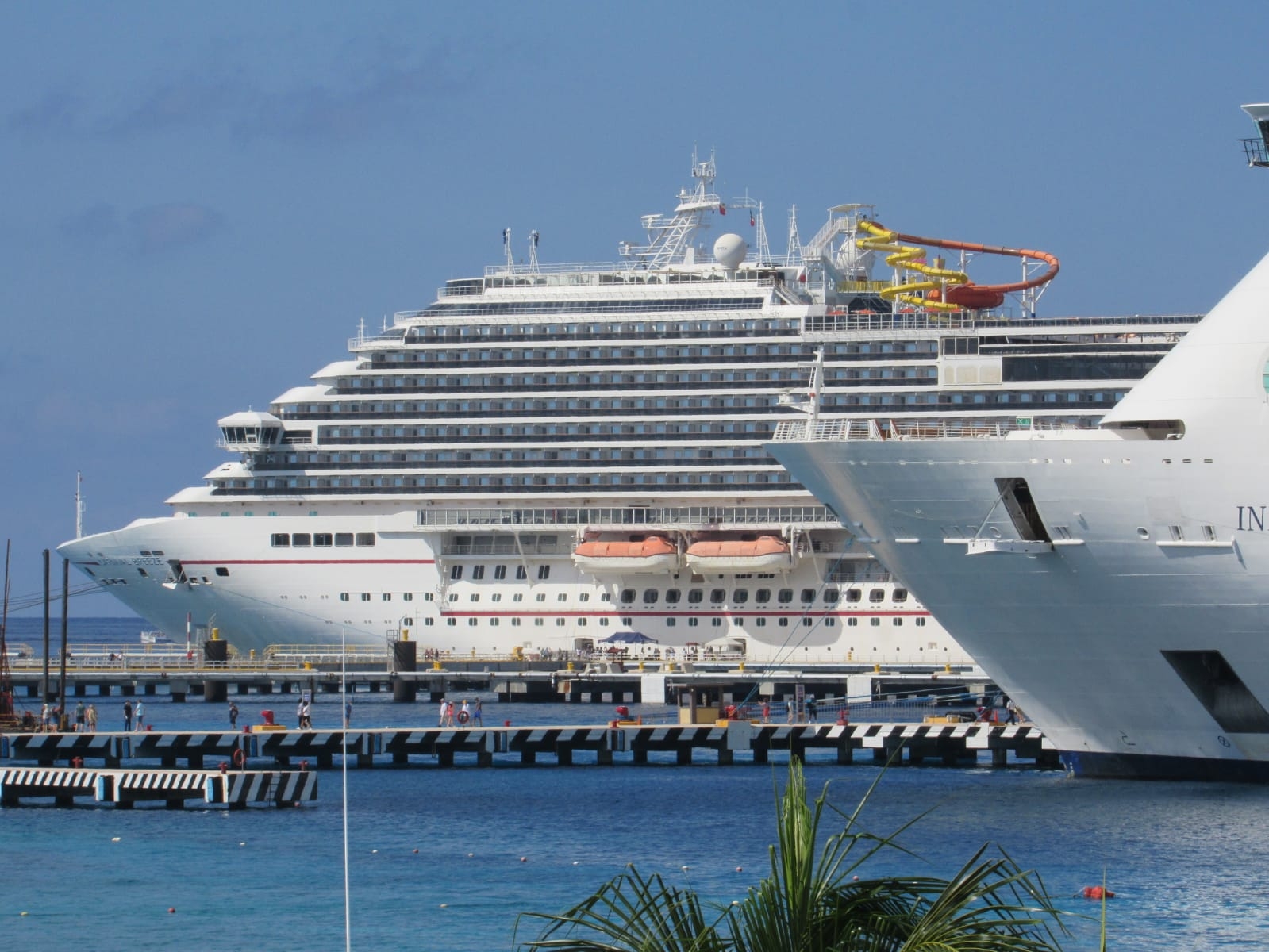 Cuatro cruceros atracaron en los puertos existentes en Cozumel, lo que trajo más de seis mil turistas a la isla