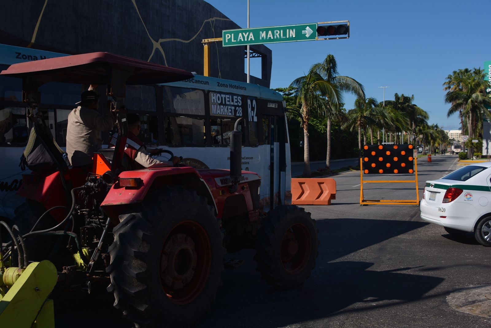 Tráfico lento por trabajos de repavimentación provoca choque en la Zona Hotelera de Cancún