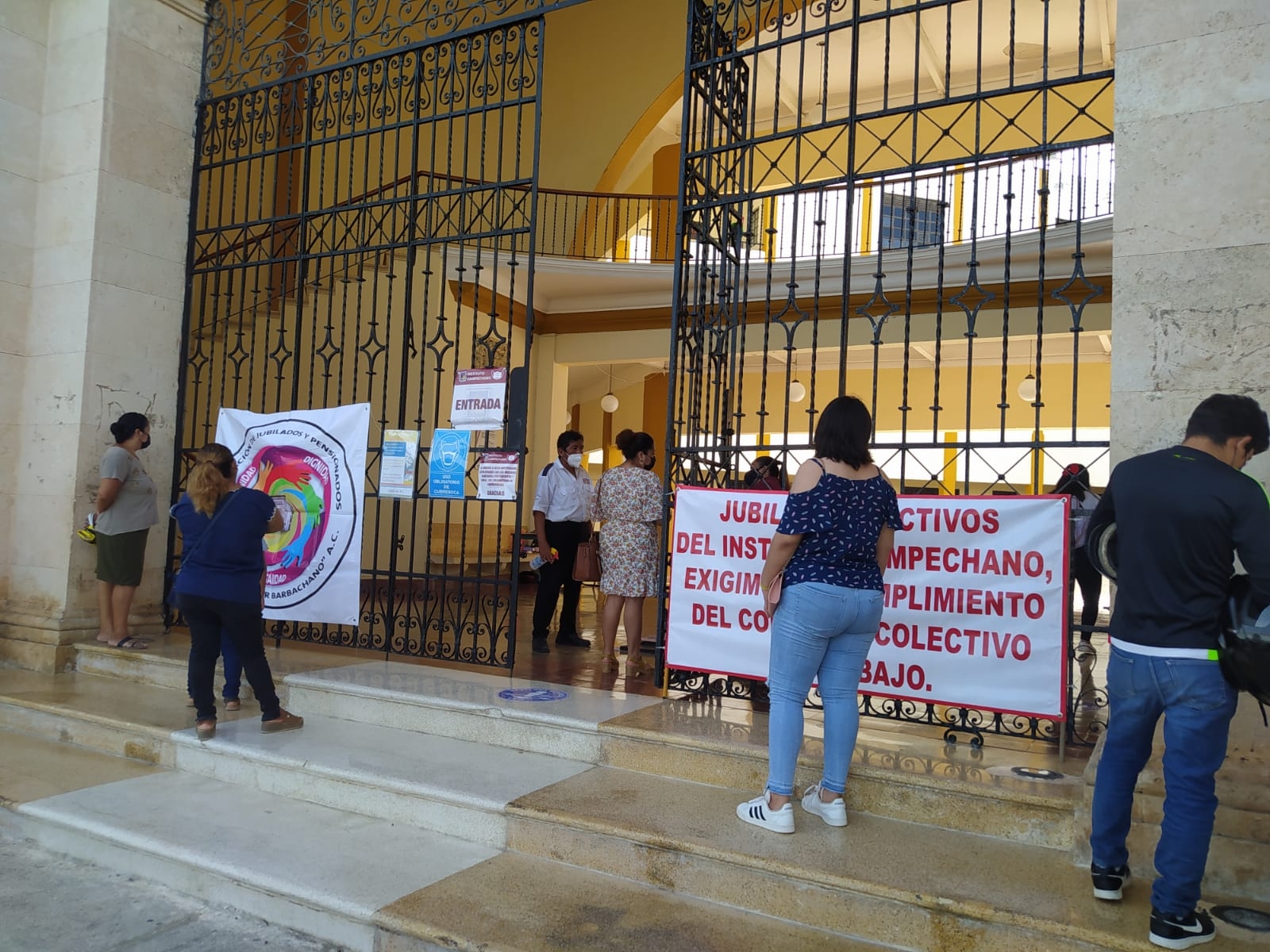 Tendedero en el Instituto Campechano; maestros exhiben irregularidades en las finanzas