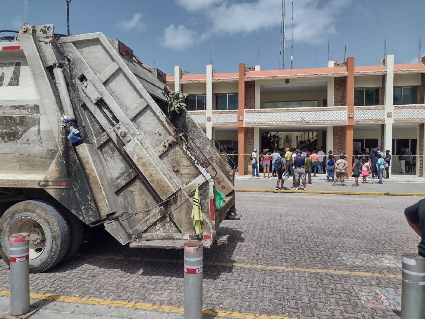 Los emplearos tomaron el Palacio Municipal de Felipe Carrillo Puerto para que el gobierno local diera solución al problema