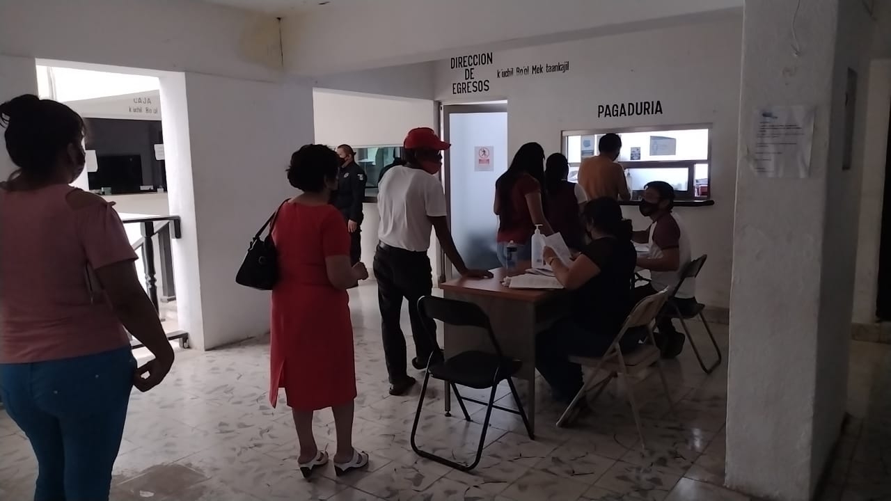 En tanto que los trabajadores de base se encuentran en reunión sindical dado que el presidente municipal no cumplió su palabra en pagarle las prestaciones de la prima vacacional el pasado 30 de agosto