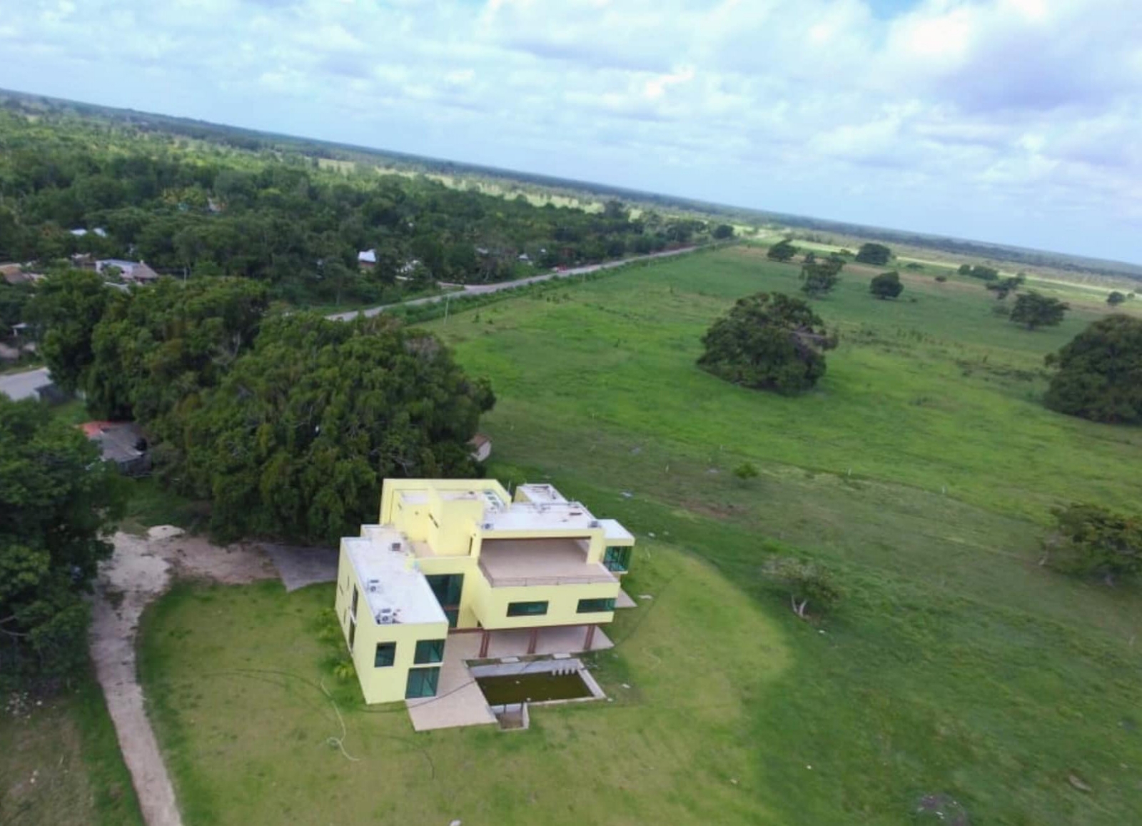 La Casa Blanca de Óscar Rosas está en un rancho de más de 600 hectáreas