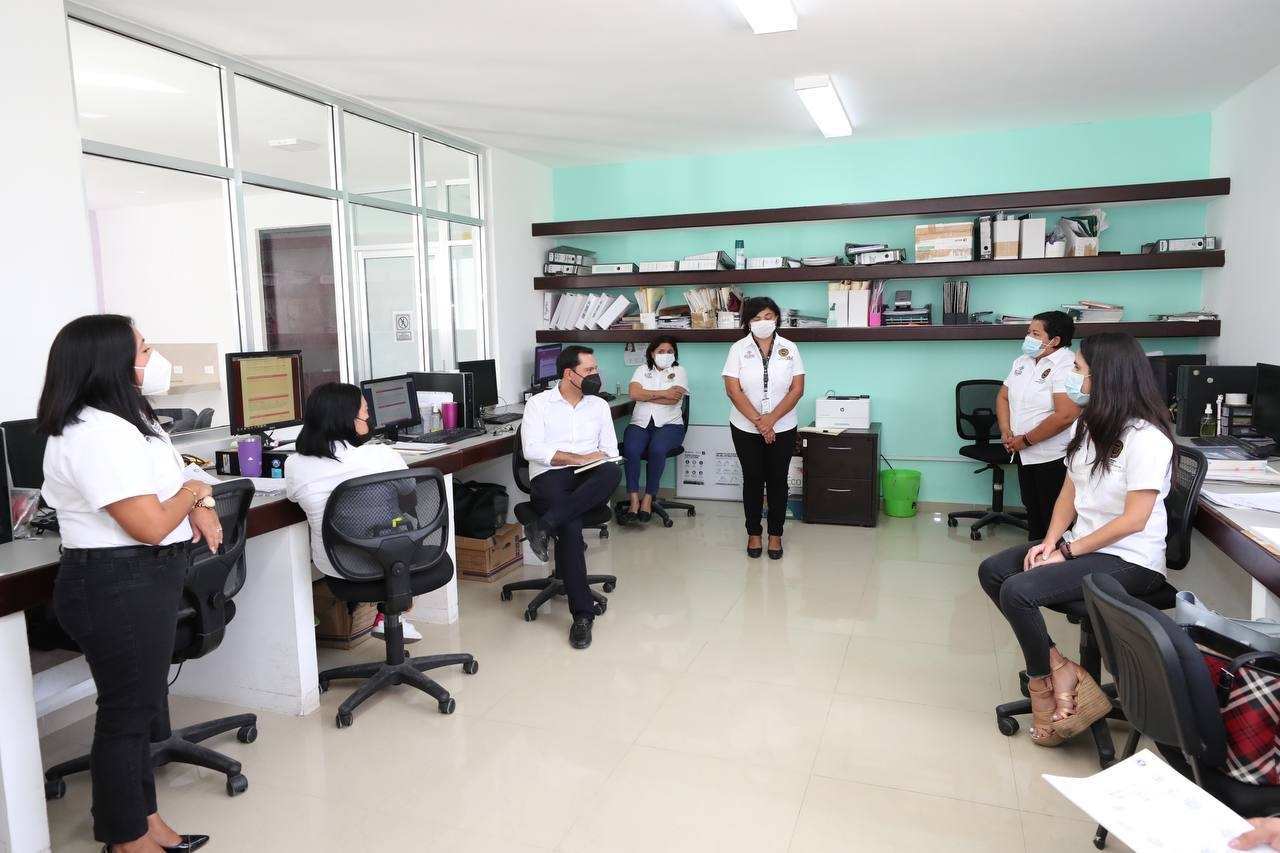 El Gobernador escuchó las sugerencias de mejora por parte de las servidoras de la institución