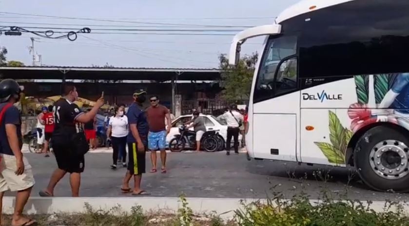 Conductor de autobús intenta darse a la fuga tras atropellar a una mujer en Cancún