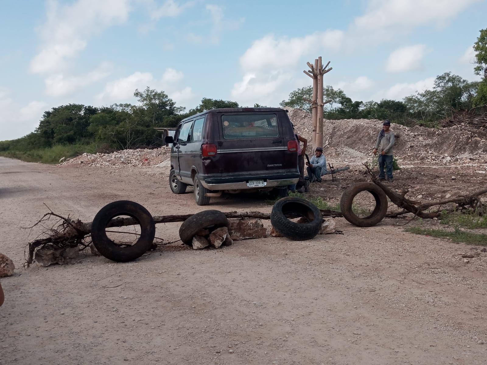 Ejidatarios interrumpen construcción en tierras en disputa legal en Yaxkukul, Yucatán