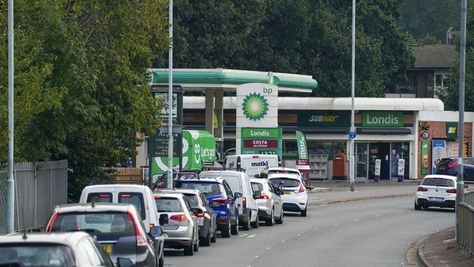 Las largas filas son comunes para cargar gasolina