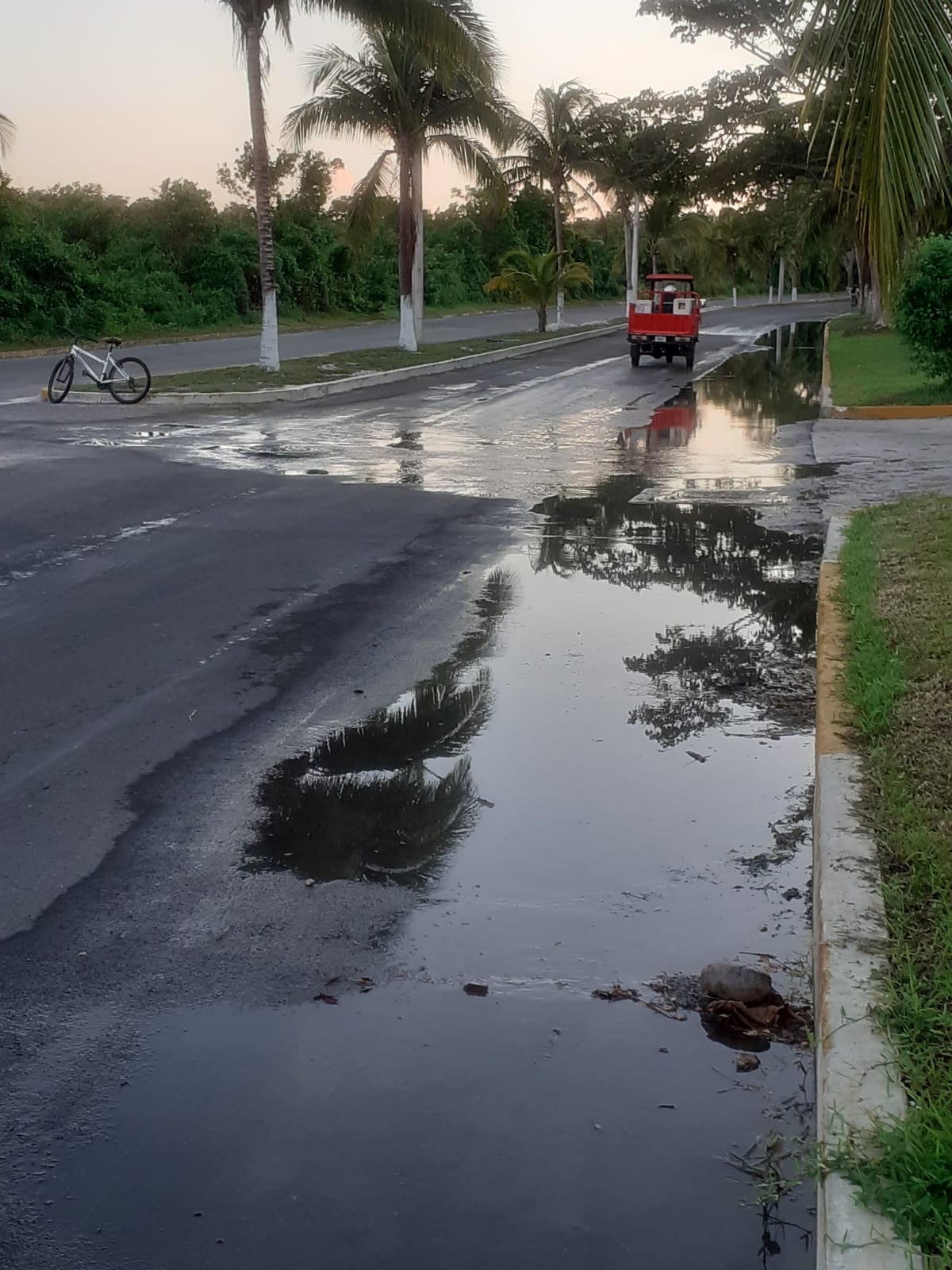 Turistas y deportistas sintieron los malos olores al cruzar por estas dos alcantarillas