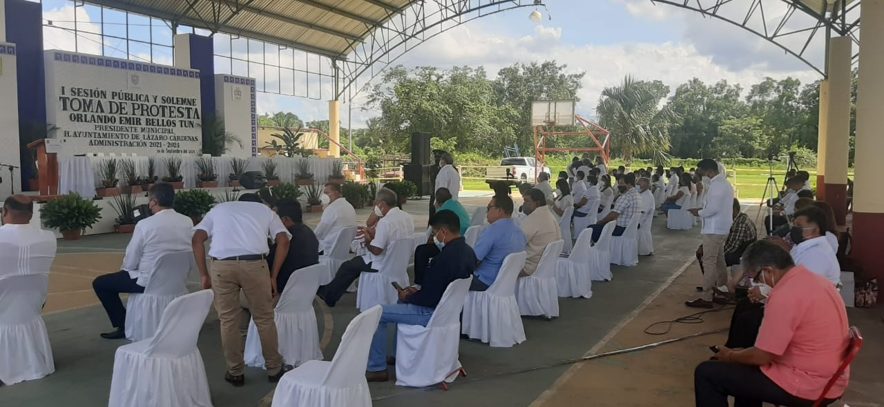 Los invitados aguardan la llegada de Carlos Joaquín para dar inicio con la ceremonia solemne de toma de protesta en Kantunilkín