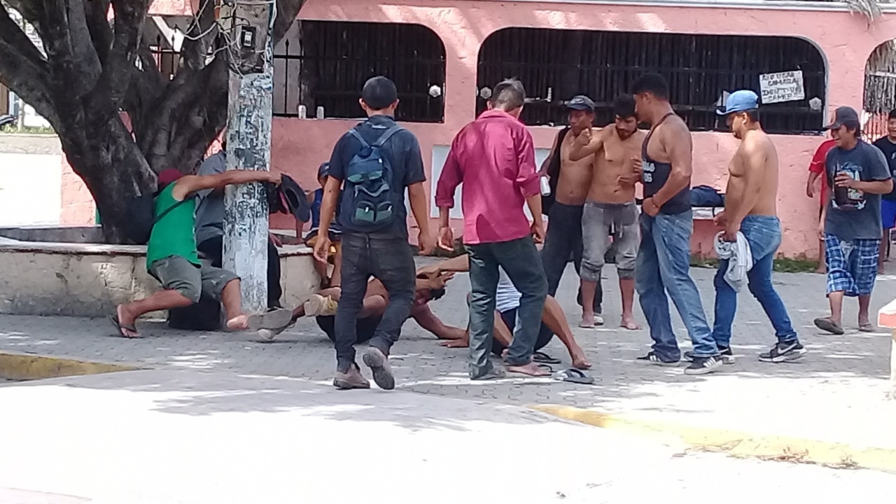 'Voy a enseñar a mi hijo a ser delincuente', asegura hombre durante pelea a golpes en Tulum