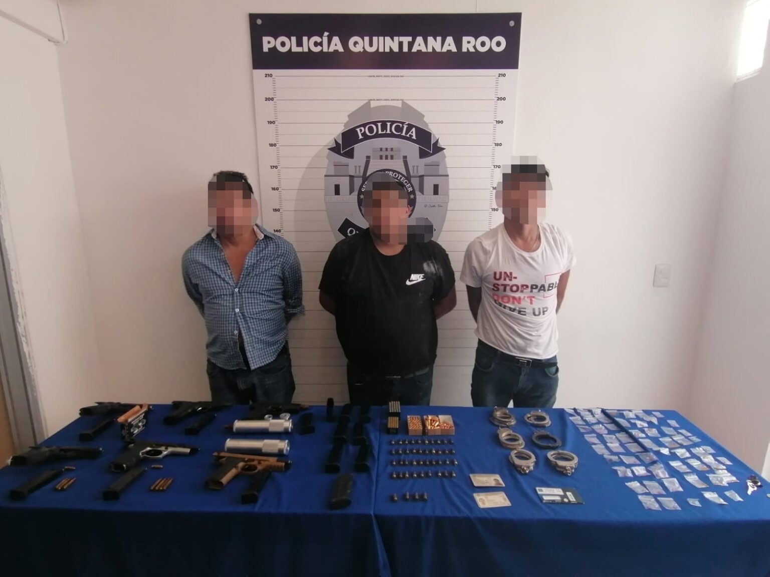 Policías detienen a hombres por portar armas en la Zona Hotelera de Cancún