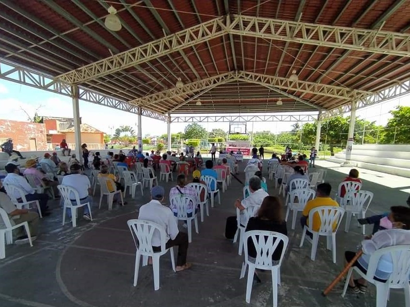 Abuelitos cobran su penúltima pensión del año en Palizada, Campeche