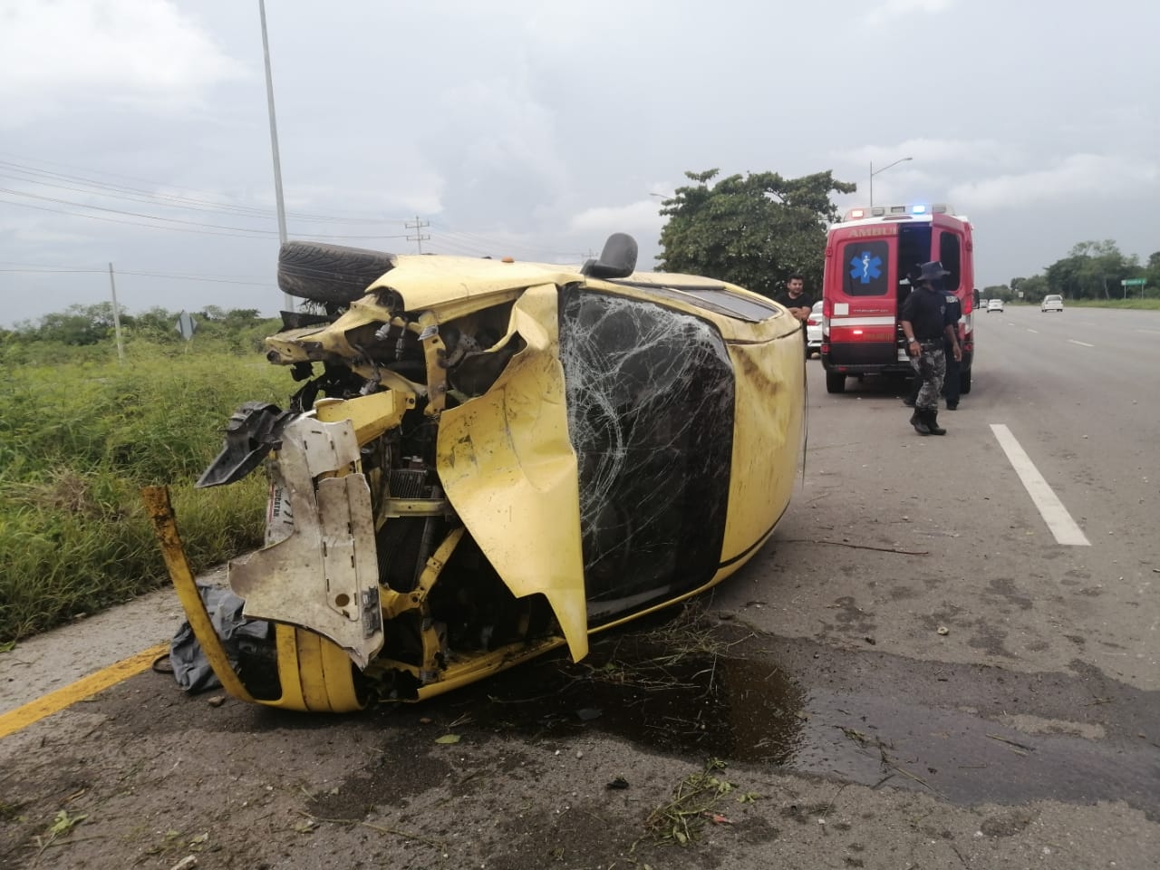 Choque contra luminaria deja lesionado al conductor en carretera Mérida-Progreso