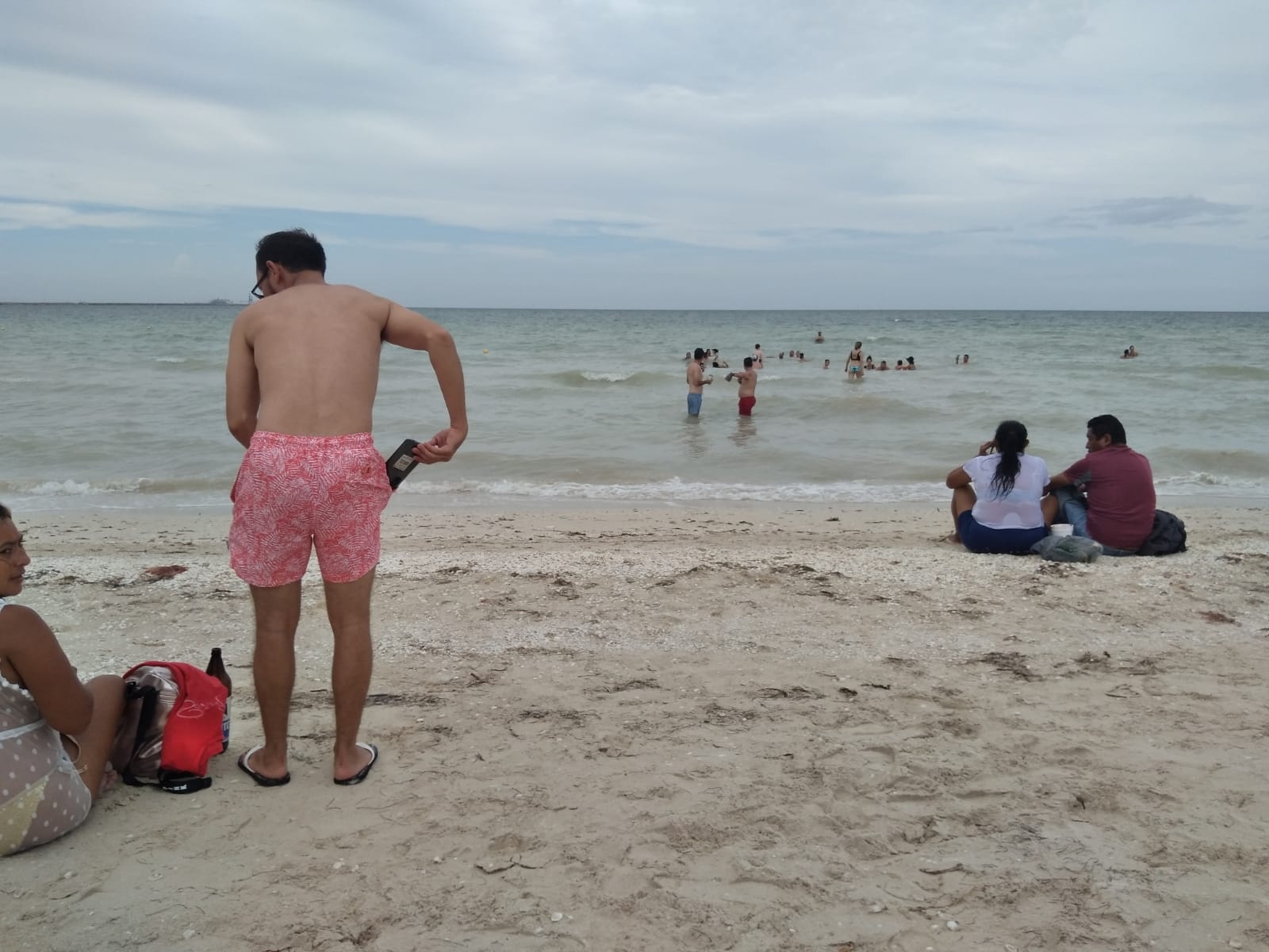 Las altas temperaturas de Mérida ocasionan que visitantes busquen disfrutar de un día de playa