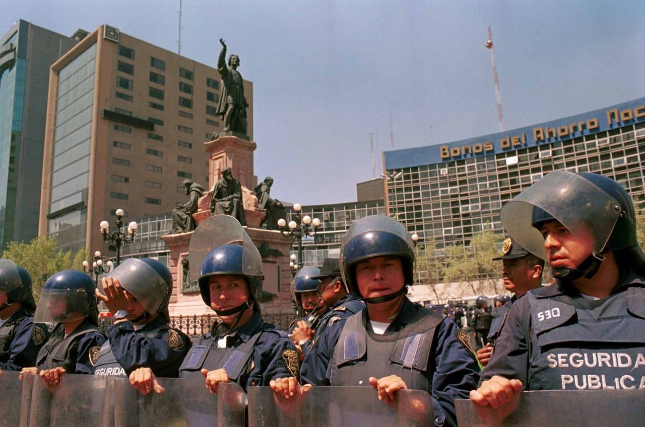 Policías resguardan el monumento a Colón durante Día de la Raza