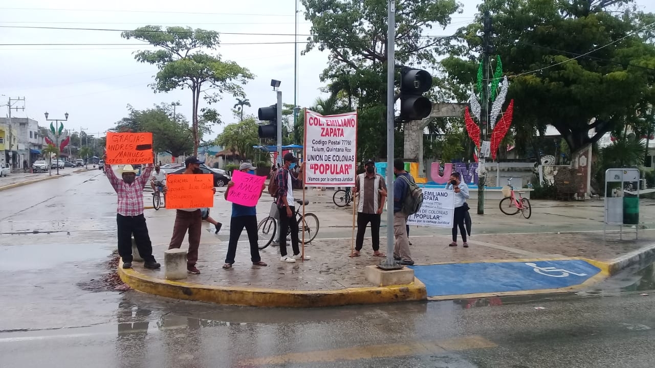 Manifestantes piden a AMLO apoyo para la acreditación de sus tierras tras su paso en Tulum