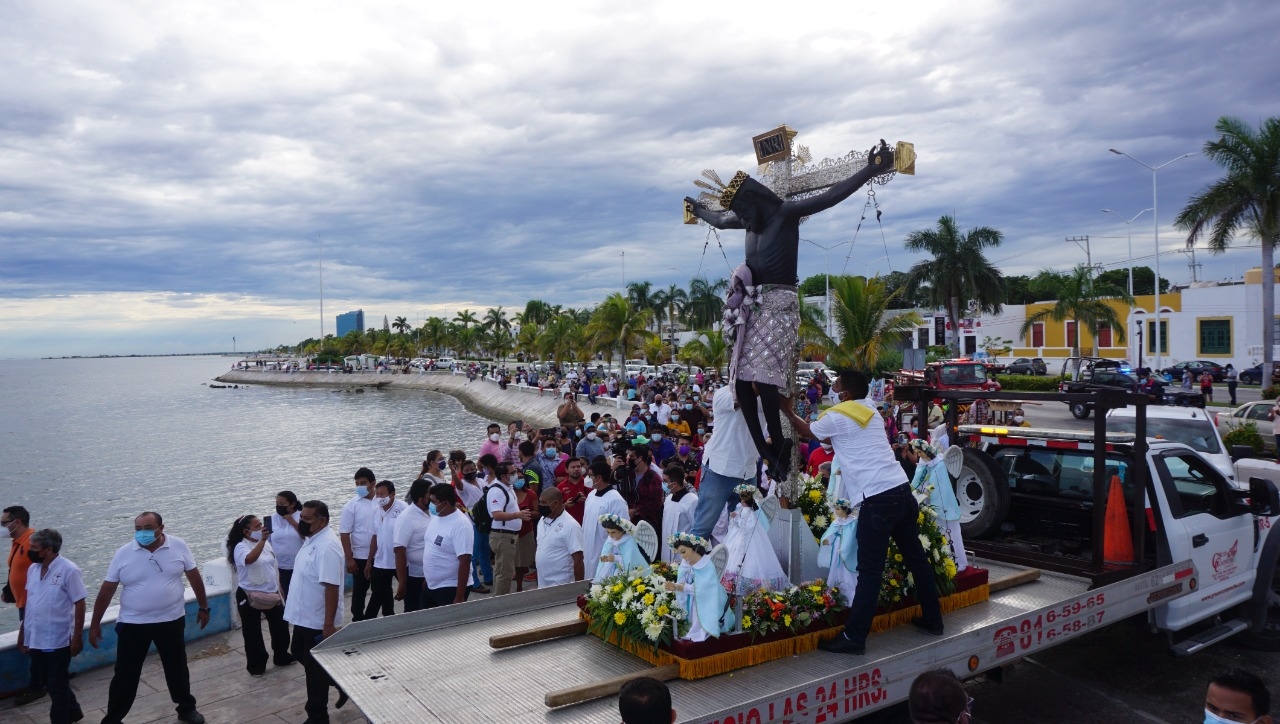 Realizan tradicional paseo por mar del Cristo Negro de San Román en Campeche