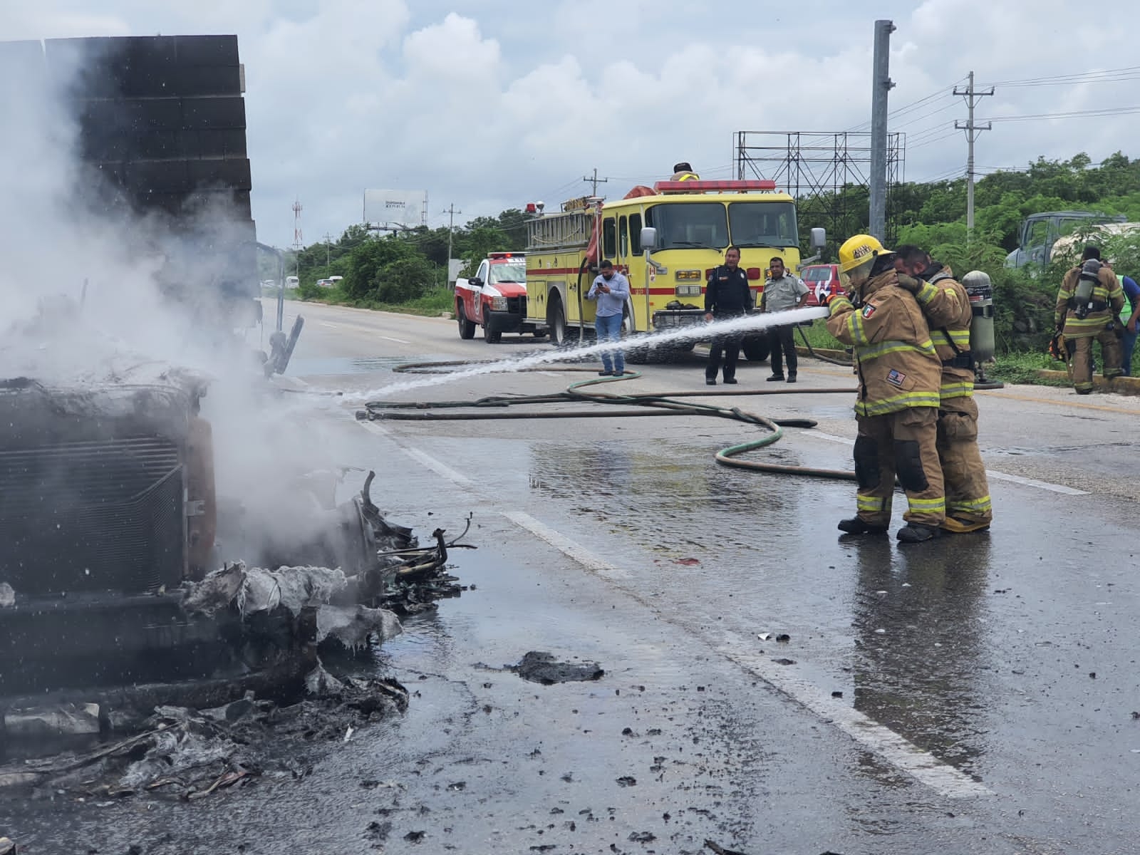 Incendio de tráiler deja a un bombero intoxicado en carretera a Puerto Morelos