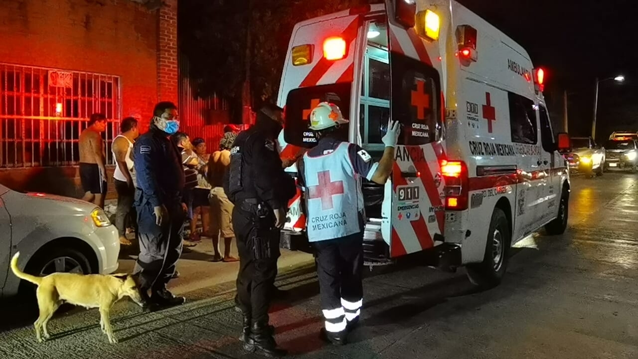 Por la herida, fue enviada a un hospital por paramédicos de la Cruz Roja Mexicana