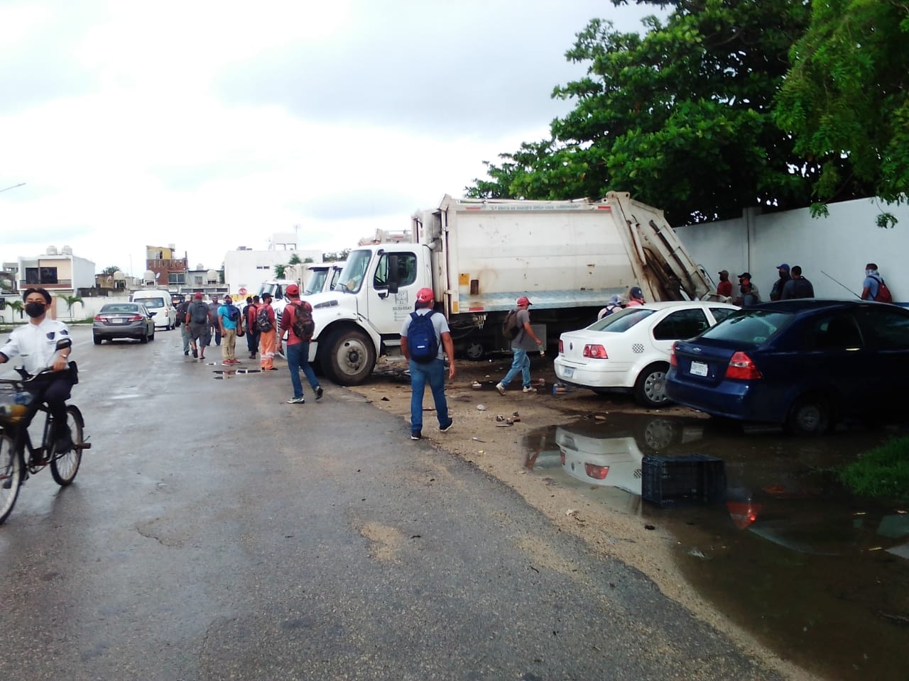 Los empleados del servicio de recoja de basura en Playa del Carmen denunciaron lo mal que están los camiones para laborar