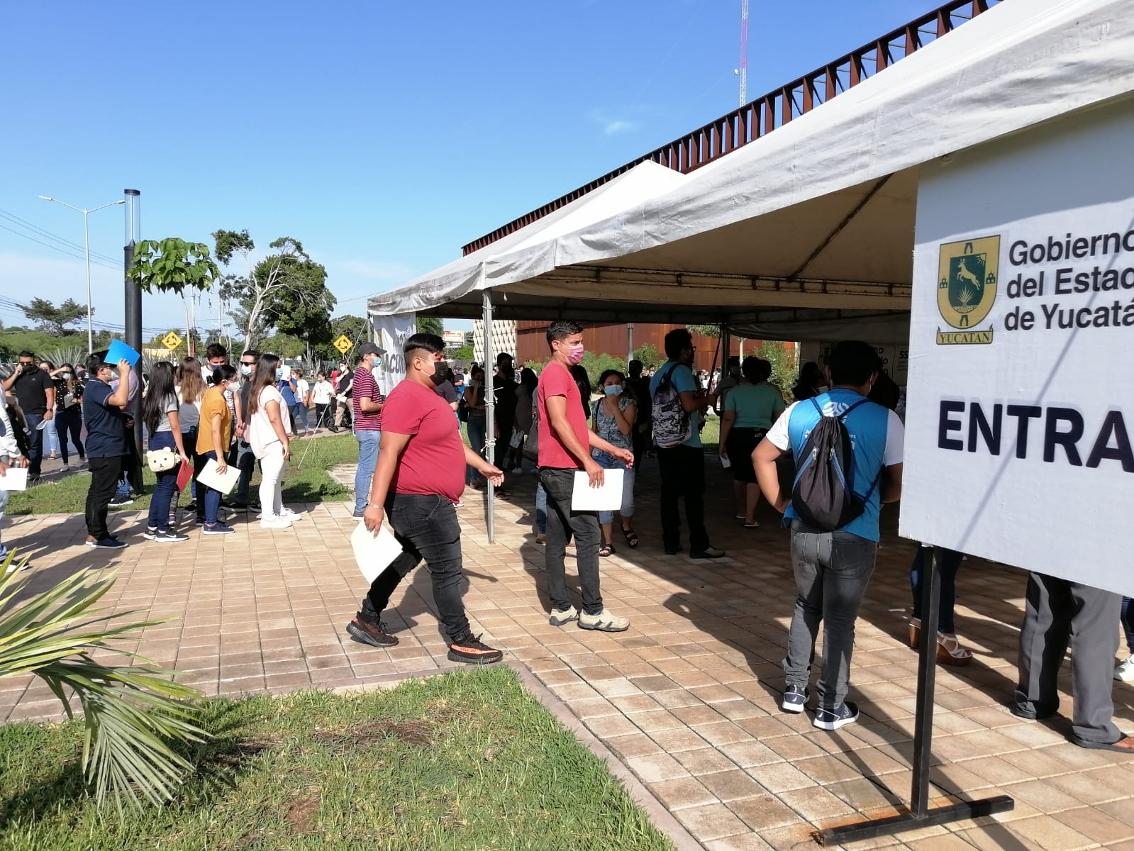 Jóvenes hacen larga fila en el Centro de Convenciones de Mérida para recibir vacuna: VIDEO