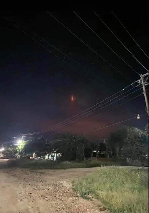 Extraña luz roja aparece en el cielo de Oaxaca y asusta a habitantes: FOTOS