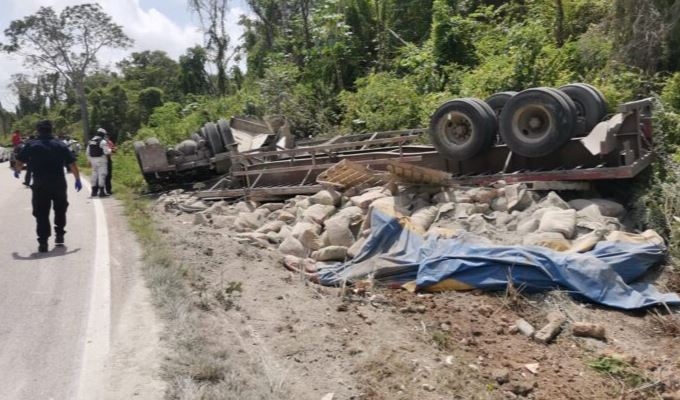 Saquean camión de carga tras volcar en las ‘curvas del diablo’, Quintana Roo