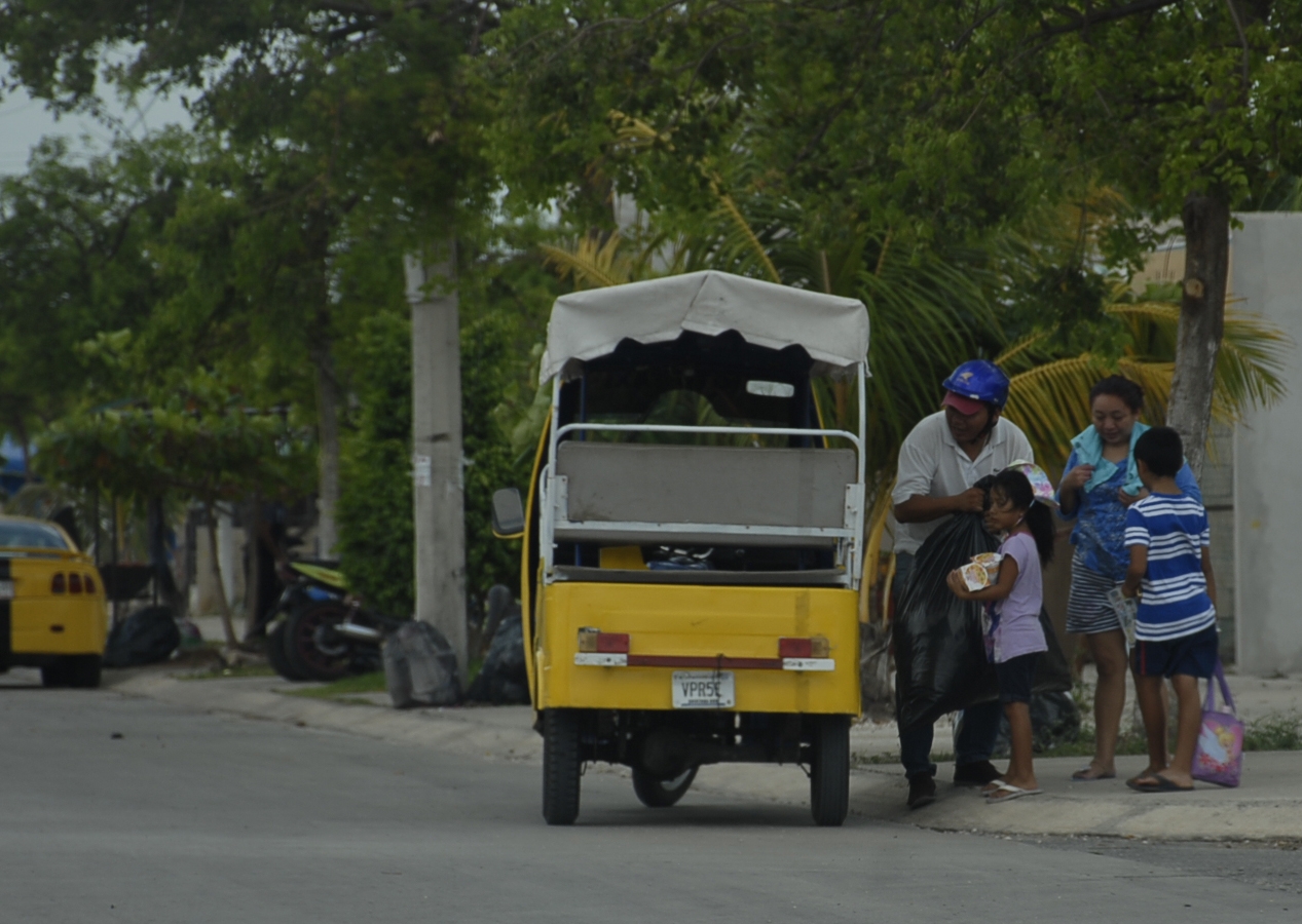 Mototaxistas denunciaron haber sido engañados por el presunto secretario general de la Fesoc en Quintana Roo