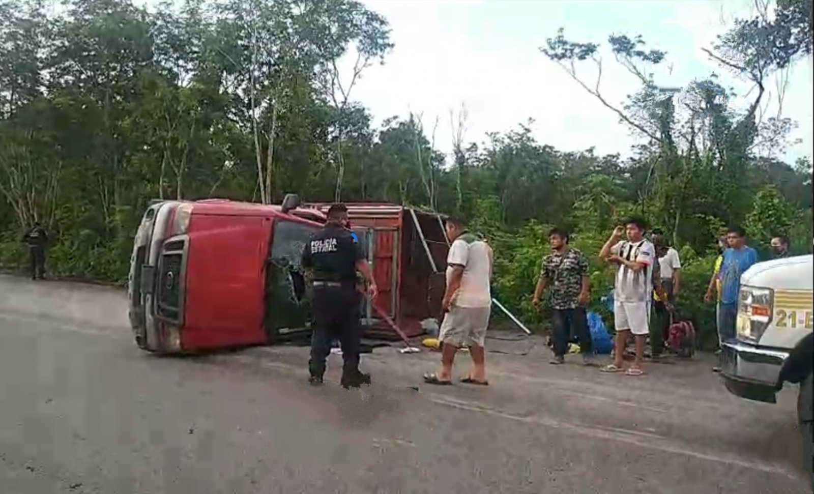 Volcadura en la carretera Chemax-Cobá deja tres lesionados
