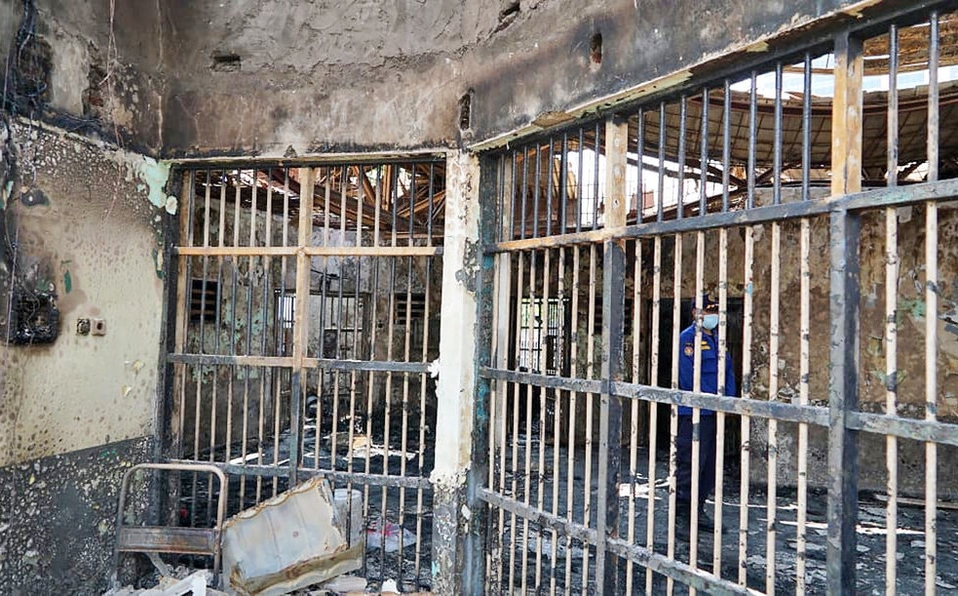 El fuego que inició de madrugada en la cárcel hacinada de Tangerang, causó heridas a otros 80 reclusos