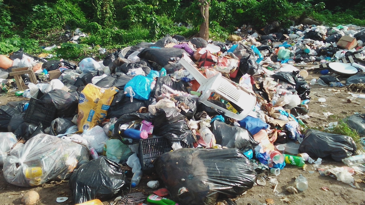 Gobierno de Playa del Carmen reincide en tirar basura en lote baldío