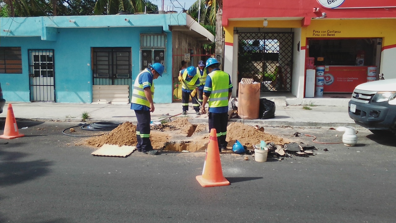 Aguakan rompe tramo repavimentado por el gobierno de Playa del Carmen