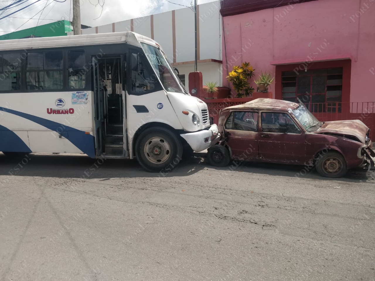 Autobús 'destroza' autos tras perder el control en Mérida