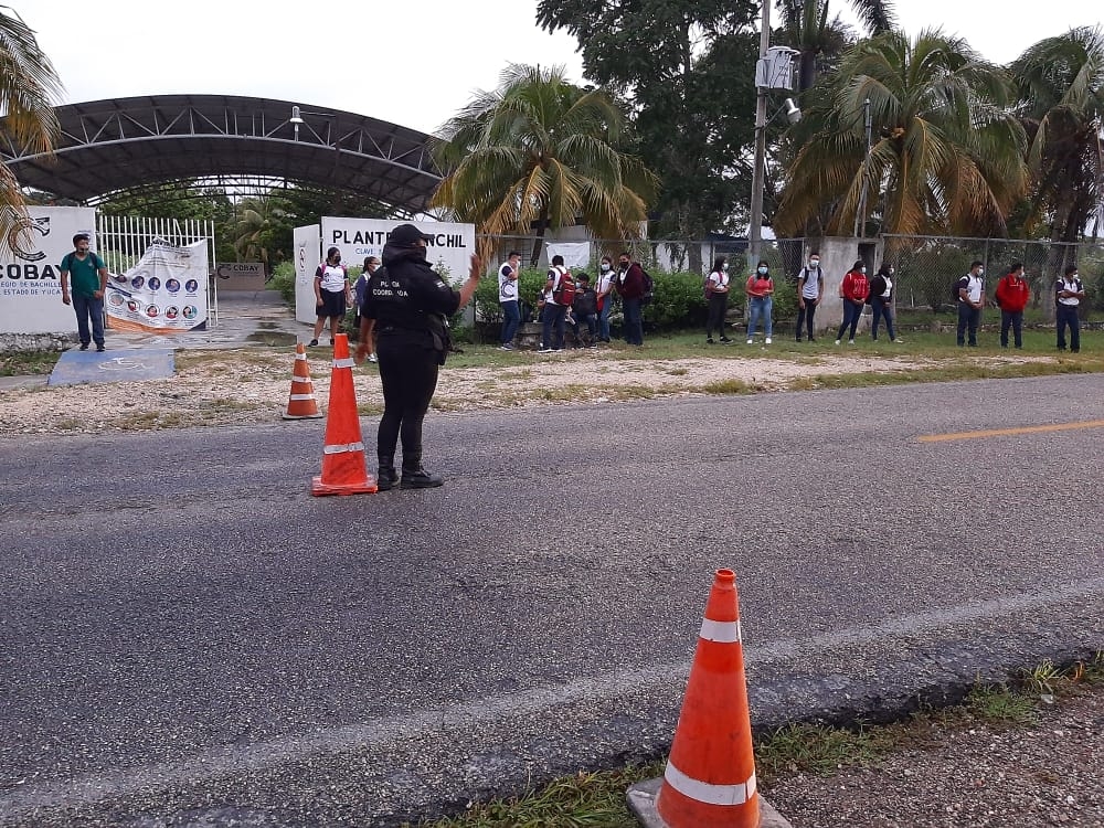 Policías municipales vigilan regreso a clases en escuelas de Kinchil, Yucatán