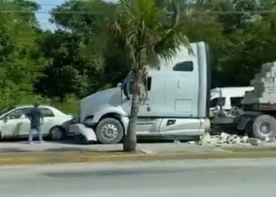 Camión se vuelca tras carambola en la carretera Playa del Carmen- Cancún