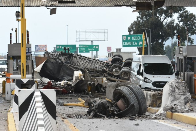 El tráiler quedó completamente destrozado