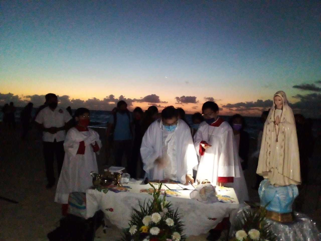 La misa se celebró cerca de la playa del Parque Fundadores, donde pidieron bendiciones durante el año que llegó