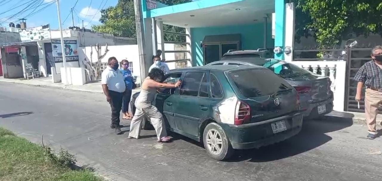 Mujer en estado de ebriedad choca contra tres autos estacionados en Campeche