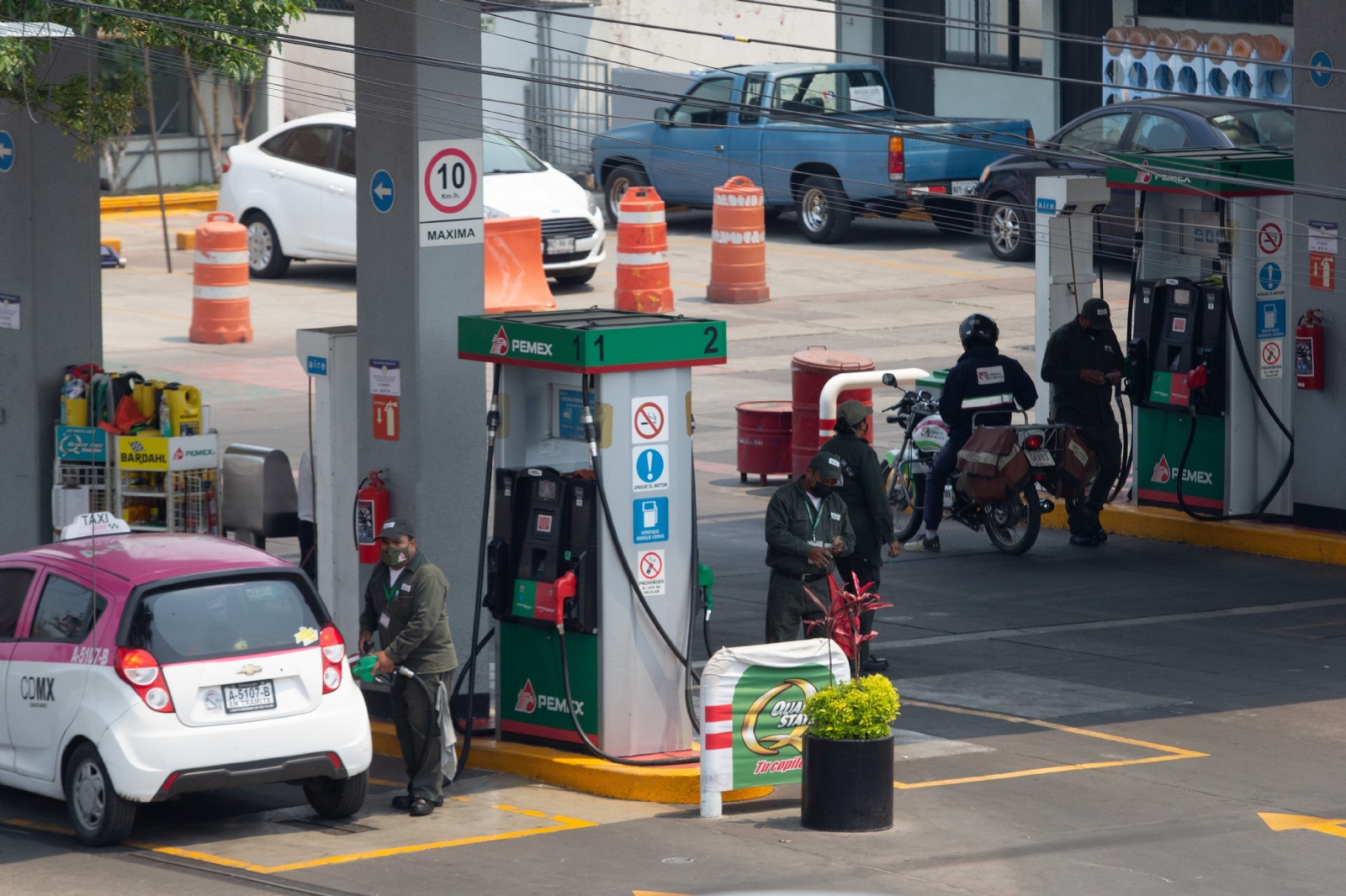 Profeco denuncia dos gasolineras de la CDMX por vender caro el combustible en México