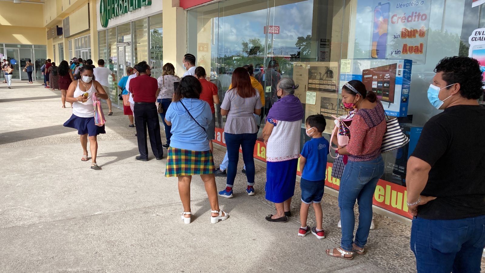 Entre los habitantes de Chetumal olvidaron la sana distancia mientras esperaban a hacerse la prueba para la detección del COVID