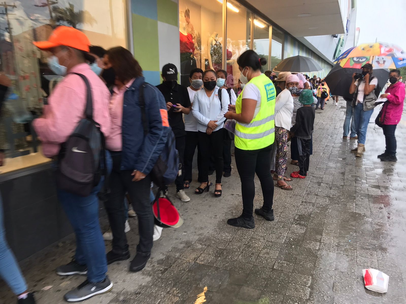 Bajo la lluvia, cancunenses esperan aplicación de pruebas COVID en Plaza Las Tiendas: EN VIVO