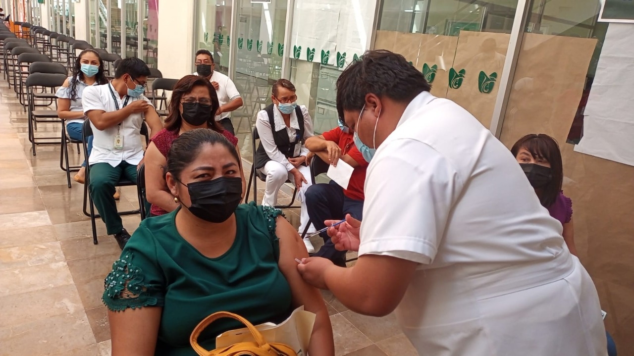 Aplican dosis de refuerzo a maestros en Campeche