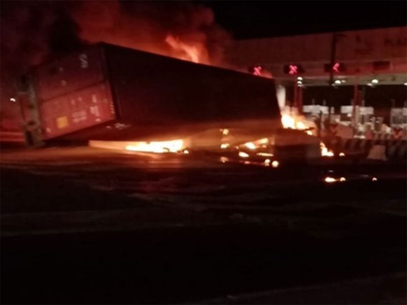 Tráiler choca y se incendia en caseta de la autopista México-Puebla: VIDEO