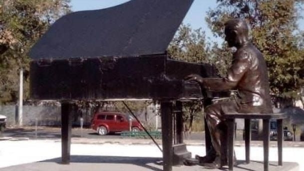 Roban escultura de Agustín Lara de Plaza de los Compositores en Monterrey